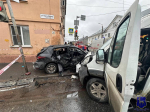 В Тольятти столкнулись легковушка и автобус