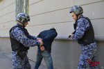 В Кировском районе задержали мужчину в розыске, который пытался украсть одежду в ТЦ