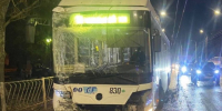 В час пик водитель автобуса не справился с управлением и врезался в столб - ТРК Скат
