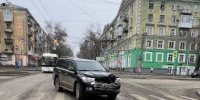 Kia Rio после столкновения с Land Cruiser сбила девушку на тротуаре в Самаре - Самарская Газета