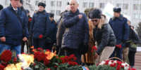 В этот день в Самаре на площади Славы у горельефа Скорбящей Матери-Родине прошла церемония возложения цветов. - НИА Самара