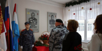 В завершении церемонии ее участники почтили память Дениса Лазутина и возложили цветы к мемориальной доске. - НИА Самара
