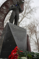 Руководство и сотрудники Главного управления возложили цветы к скульптурной компoзиции «Российскому спасателю»