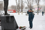 Руководство и сотрудники Главного управления возложили цветы к скульптурной компoзиции «Российскому спасателю»