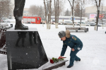 Руководство и сотрудники Главного управления возложили цветы к скульптурной компoзиции «Российскому спасателю»