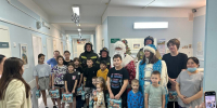 Новогоднее чудо в Тольятти: Дед Мороз и Снегурочка приехали к детям на пожарной машине - ГУ МЧС Самарской области