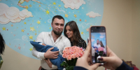 Глава города Самары Иван Носков поздравил первых новорождённых 2026 года - Администрация городского округа Самара