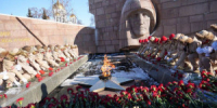 2 февраля в Самаре у Вечного огня на площади Славы состоялась торжественная церемония возложения цветов, посвященная 83-й годовщине разгрома советскими войсками немецко-фашистских войск в Сталинградской битве. - НИА Самара