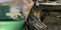 В Железнодорожном районе Самары машина врезалась в стоящий автомобиль, а тот - в 18-летнего пешехода - НИА Самара
