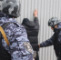 Самарские росгвардейцы задержали подозреваемого в тот момент, когда он прятал украденное в сугробе - Росгвардия