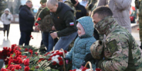 23 февраля в Самаре у Вечного огня и горельефа «Скорбящей Матери-Родине» состоялась торжественная церемония возложения цветов, посвящённая Дню защитника Отечества. - НИА Самара