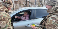 Инспекторы ВАИ поздравили женщин с 8 Марта на дорогах ДНР в зоне СВО - SamaraGIS.Ru