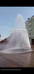 Фонтан забил из колодца на улице Ленинградской в Самаре 18 марта