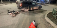 В Кировском районе Самары автомобиль снес электросамокат с парнем и девушкой - ГТРК Самара