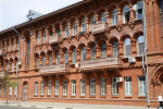 Рабочие укрепляют фундамент многострадального дома Челышева