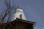 Рабочие укрепляют фундамент многострадального дома Челышева