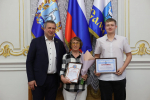 Глава Самары Иван Носков вручил первые денежные сертификаты выпускникам школ