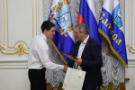 Глава Самары Иван Носков вручил первые денежные сертификаты выпускникам школ