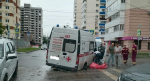 В Самаре скорая провалилась колесом под асфальт