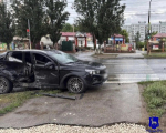В Тольятти водитель автомобиля выехал на запрещающий сигнал светофора и столкнулся с Lada Vesta