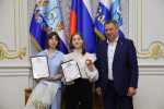 Глава города Самары Иван Носков вручил первые 22 медали «За особые успехи в учении» выпускникам школ