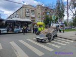 Автомобиль перевернулся  в Самаре после столкновения с автобусом 29 июня