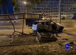 В Самаре кроссовер врезался в остановку