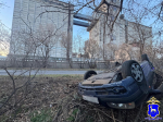 Иномарка перевернулась из-за выпавшего из пикапа груза в Самарской области